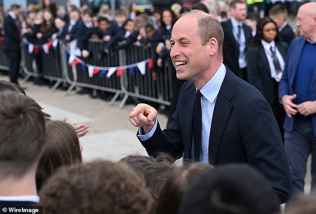 Thân vương William bất ngờ ghé thăm một trường học sau bức thư của cậu bé học sinh 12 tuổi- Ảnh 1.
